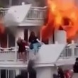 Traghetto in fiamme, passeggeri si buttano in mare