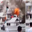 Traghetto in fiamme, passeggeri si buttano in mare 5