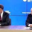Renzi usa smartphone, Putin lo guarda perplesso FOTO 01