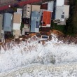 Tempesta colpisce Sydney: piscina crolla in mare