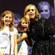 Adele alla fan sul palco Oh mio Dio, ti conosco3