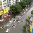 Cina: automobilisti intrappolati trascinati dall'acqua 2