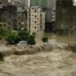 Cina: automobilisti intrappolati trascinati dall'acqua 3