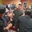 Mega rissa al ristorante messicano per una salsa2