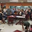 Mega rissa al ristorante messicano per una salsa3