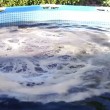 YOUTUBE Mentos e Coca Cola: ecco come creare una Jacuzzi in giardino6