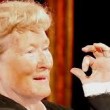 Meryl Streep imita Trump: pancione e cravatta rossa