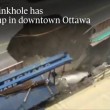 Ottawa, voragine in strada: auto inghiottita6
