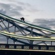 Si arrampica sul Tower Bridge e si mette a fumare5