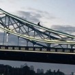 Si arrampica sul Tower Bridge e si mette a fumare