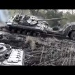 Tank su camion pilota combina un disastro, carro armato si ribalta