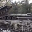 Tank su camion pilota combina un disastro, carro armato si ribalta3
