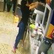 Tazza sta per cadere, cameriera la calcia nel lavandino