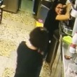 Tazza sta per cadere, cameriera la calcia nel lavandino4