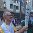 Torcia olimpica in mano, tedoforo Rio 2016 cade 4