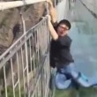 Turisti terrorizzati trascinati sul ponte di vetro alto 180 metri4
