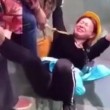 YOUTUBE Turisti terrorizzati trascinati sul ponte di vetro alto 180 metri