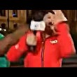 YOUTUBE pugno in faccia a giornalista durante diretta
