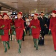 Alitalia. Nuove divise per hostess e steward FOTO. Ma i sindacati...