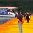 VIDEO Passerella di Christo, battello la sfiora: "Allontanatevi"