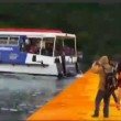 VIDEO Passerella di Christo, battello la sfiora: "Allontanatevi" 2