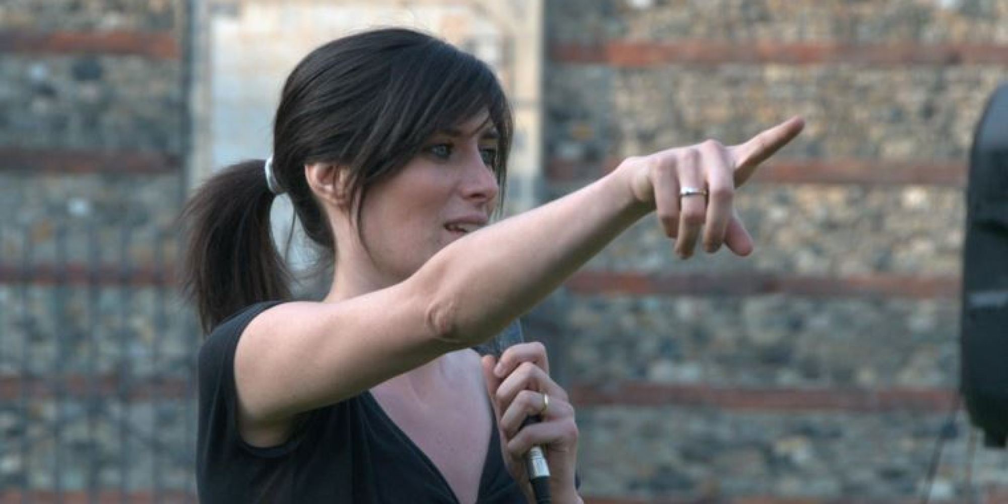 Febbre alta e tosse: la neo sindaca Chiara Appendino è stata appena dimessa dal pronto soccorso del Mauriziano, dove si è recata questa mattina all’alba, intorno alle 6. I festeggiamenti di San Giovanni, il caldo e la stanchezza hanno causato alla 32enne una ricaduta. Nei giorni scorsi, infatti, aveva avuto la febbre. Un malessere che le aveva anche impedito di partecipare alla processione della Consolata di lunedì 20 giugno. E questa notte, dopo la prima uscita pubblica con la fascia tricolore, le condizioni si sono aggravate tanto da portarla al pronto soccorso del Mauriziano, ospedale che l’ha seguita anche per la gravidanza e dove è nata la piccola Sara il 19 gennaio. La sindaca è stata visitata e sottoposta a esami del sangue e radiografie toraciche che hanno escluso infezioni ai polmoni. Si tratterebbe dunque di tracheo-bronchite, curabile non solo con le medicine ma anche con un po’ di riposo.