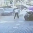 VIDEO YOUTUBE Scambia acceleratore per freno: travolge auto e motorini 5