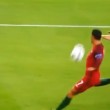 Cristiano Ronaldo liscia e sbaglia gol in Portogallo-Islanda 01