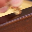 VIDEO YOUTUBE Graffi sui mobili di legno: strofina con una noce 3