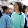 Malia Obama scende dall'aereo e il vento alza la gonna