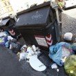 Roma, emergenza rifiuti: cassonetti bruciati nelle periferie