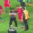 Tifoso corre in campo per selfie, Cristiano Ronaldo lo difende da steward