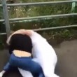 Adolescenti si picchiano, amici intorno le incitano5