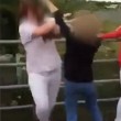 Adolescenti si picchiano, amici intorno le incitano4