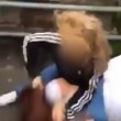 Adolescenti si picchiano, amici intorno le incitano3