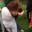 Adolescenti si picchiano, amici intorno le incitano2