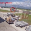 Albania, sulla pista dell'aeroporto con auto