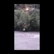 Auto nel fiume soccorritore arriva con gru3