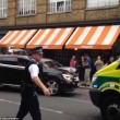 Auto polizia travolge tavolini pizzeria a Londra3