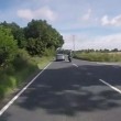 Auto sorpassa, motociclista finisce a terra6