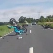 Auto sorpassa, motociclista finisce a terra5