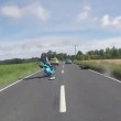 Auto sorpassa, motociclista finisce a terra3