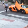 Con skateboard rompe vetro a McLaren e scappa via5