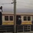 In piedi sul treno in corsa, si abbassa per evitare i tralicci2