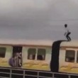 In piedi sul treno in corsa, si abbassa per evitare i tralicci4