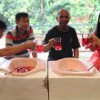 Indonesia cibo servito nelle latrine, water come sedie