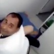 Medico fa sesso sul lettino dell'ambulatorio: ripreso da una finestra