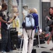 Musicista di strada fermato da donna2