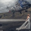 Sposa posa su scogliera, elicottero sfiora sua testa