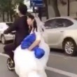 Sposini in viaggio di nozze: scooter salta su dosso e lei5